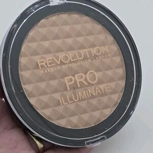 Revolution Pro Illuminate Highlighting Powder 0.52oz Compact NEW #20129